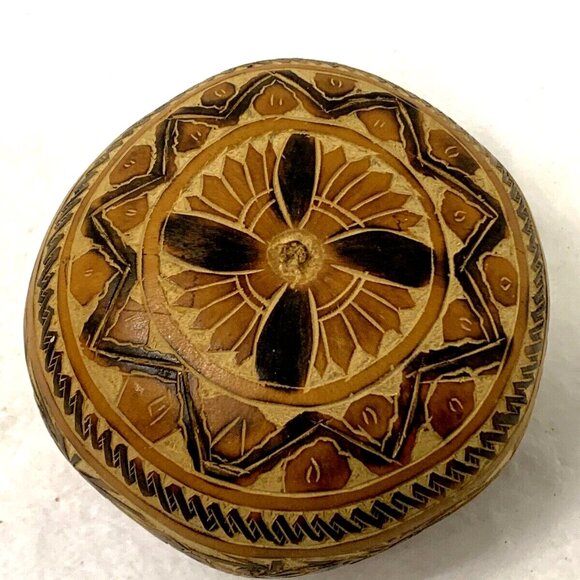 Vintage Signed Peruvian Folk Art Hand Carved Gourd w/Lid Trinket Box Handmade - Picture 2 of 7